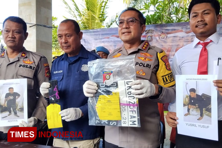 Kapolresta Denpasar bersama Kapolsek dan Kanit Reskrim Kutsel menunjukan barang bukti hasil curanmor. (Foto: Susi/TIMES Indonesia) 