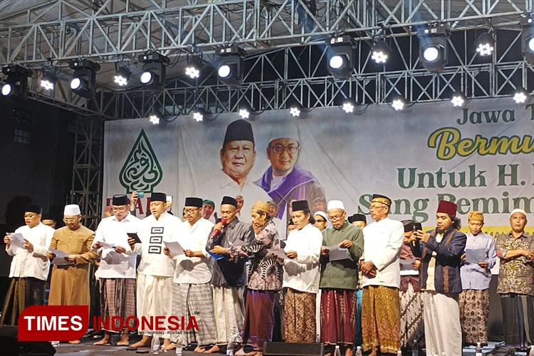 Kiai dari 102 Ponpes An Nur 2 Bululawang membacakan deklarasi kepada Prabowo Subianto jadi Presiden 2024. (Foto: Binar Gumilang/TIMES Indonesia)