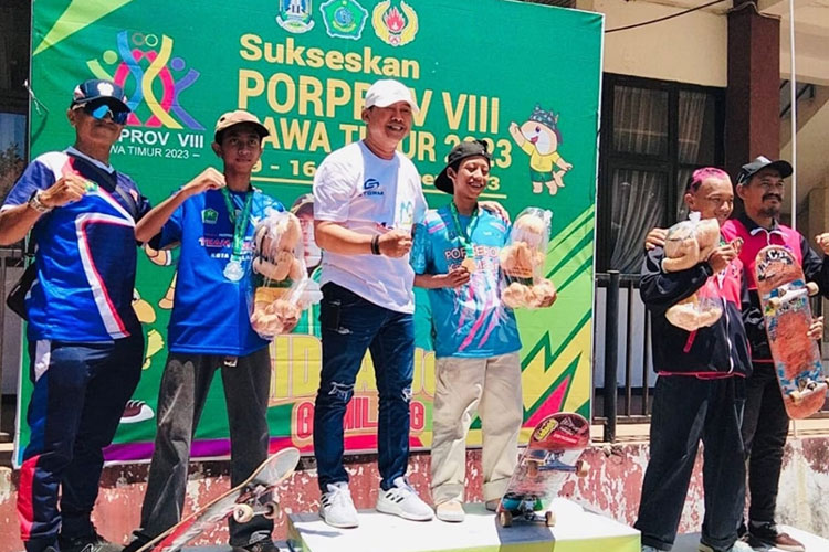 Ketua Porserosi Kabupaten Malang Priyo Sudibyo ketika bersama Atlet sepatu roda peraih medali emas. (Foto: Porserosi Kabupaten Malang)