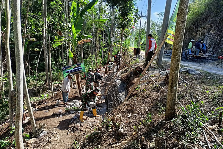 Pembangunan dinding penahan tanah (DPT) dan drainase di beberapa lokasi telah berhasil meningkatkan kondisi lingkungan setempat. 