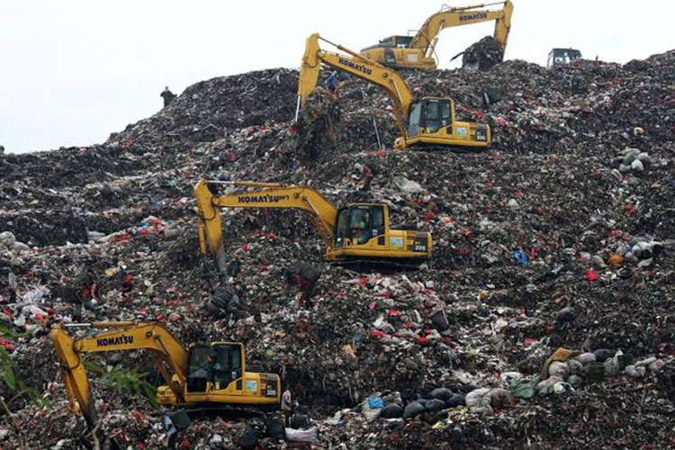 Sejumlah alat berat beroperasi di lokasi Tempat Pengolahan Sampah Terpadu (TPST) Bantar Gebang, di Bekasi, Jawa Barat. (FOTO: Antara)