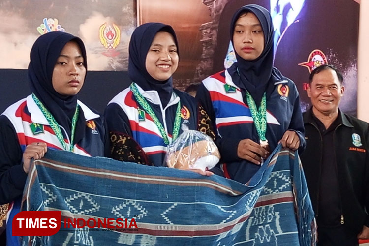 Atlet Tarung Derajat Putri Kota Malang saat menerima medali Porprov VIII Jawa Timur (foto: Rudi Mulya/TIMES Indonesia)