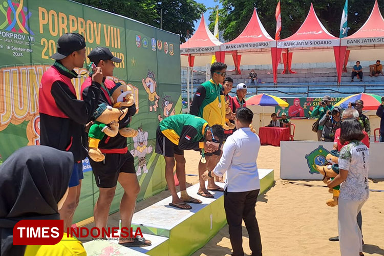 Tim Volli Pantai Putra Sidoarjo Sumbang Medali Emas di Porprov Jatim