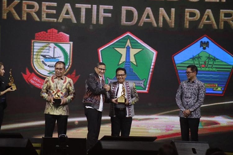Wali Kota Malang, Sutiaji saat menerima penghargaan langsung dari Menparekraf RI. (Foto: Dok. Humas Pemkot Malang/TIMES Indonesia)