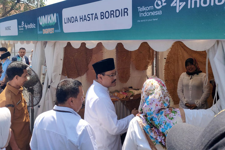Wali Kota Pasuruan Syaifullah Yusuf bersama EVP Telkom Regional V Jatim Bali Nusra Teddy Hartadi dan GM Witel Pasuruan Soemarjanto saat meninjau Pameran UMKM Digifest di Kantor Telkom Pasuruan, Selasa (12/9/2023).(Dok.Telkom)