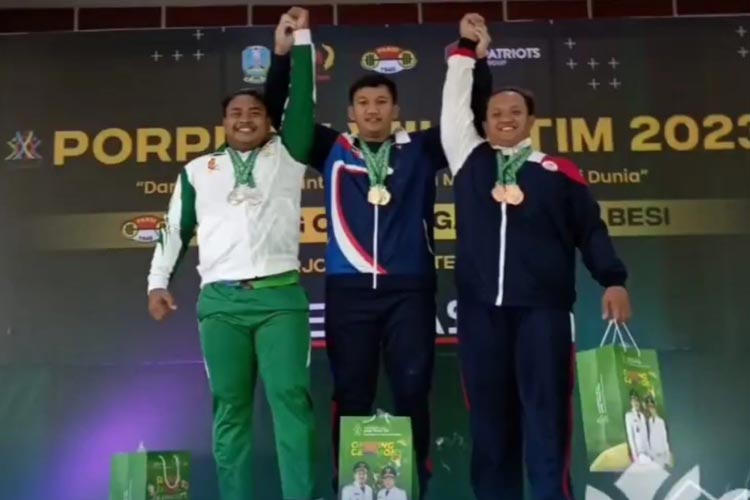 Atlet Cabang Olahraga (Cabor) angkat besi dari Persatuan Angkat Besi seluruh Indonesia (PABSI) Kota Malang saat menerima mendali emas (foto dok pabsi kotamalang)