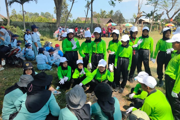 Mahasiswa KSM-T Unisma Malang memberikan pelatihan baris-berbaris kepada siswa siswi SD Negeri 03 Senggreng. (FOTO: AJP TIMES Indonesia)