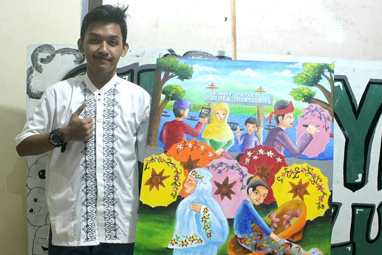 Achmad Sufi Alfarizi siswa SLB Aisyiyah Kawalu  memperlihatkan lukisannya bertema kerajinan khas Kota Tasikmalaya. (FOTO: SLB Aisyiah for TIMES Indonesia) 