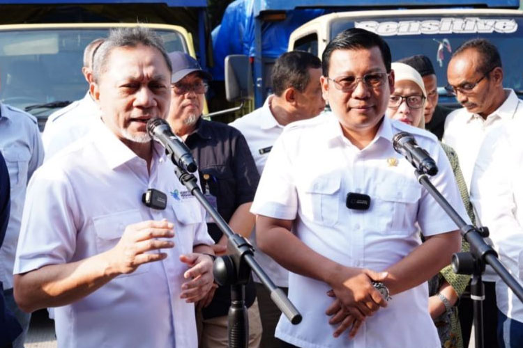 Menteri Perdagangan Zulkifli Hasan (kiri) bersama Kepala Badan Pangan Nasional (Bapanas) Arief Prasetyo usai meninjau Pasar Induk Beras Cipinang (PIBC) di Jakarta, Rabu (13/9/2023). (FOTO: ANTARA/HO-Kemendag)