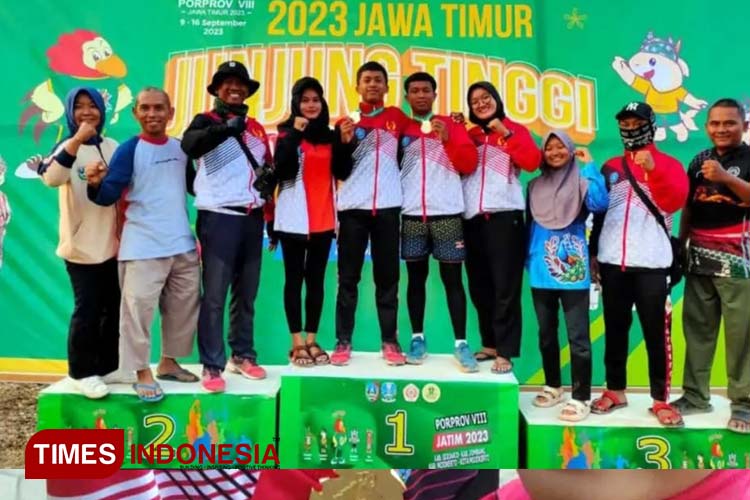 Atlet paralayang asal Ponorogo Bima dan Bara berhasil menyabet medali emas di Porprov Jatim 2023. (Foto: Yudho Bintoro/TIMES Indonesia)