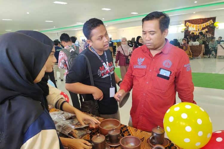 Dr Abid Muhtarom, Dosen Universitas Islam Lamongan (Unisla) saat mengunjungi bazar UMKM yang dipamerkan mahasiswa KKN Unisla, (Foto : Moch. Nuril Huda/ TIMES Indonesia)