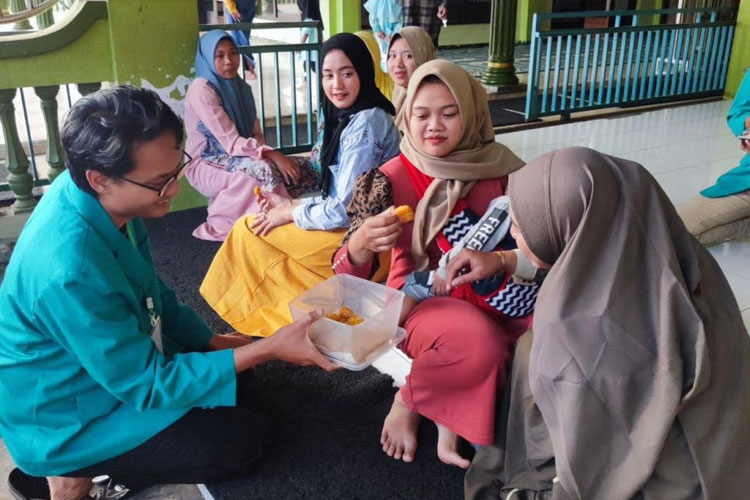 Mahasiswa KSM-T Unisma Malang melakukan branding nugget sayur kepada warga Desa Madiredo melalui strategi word of mouth. (FOTO: AJP TIMES Indonesia)