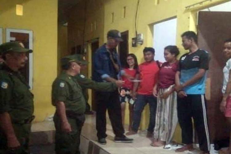 Kelurahan Sesetan saat melakukan pendataan terhadap sejumlah warga pendatang di wilayahnya. (Foto: Humas Pemkot Denpasar)