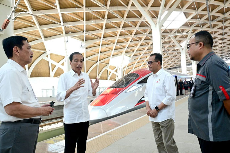 Presiden Jokowi saat akan menaiki Kereta Cepat Jakarta Bandung. (FOTO: BPMI Setpres) 