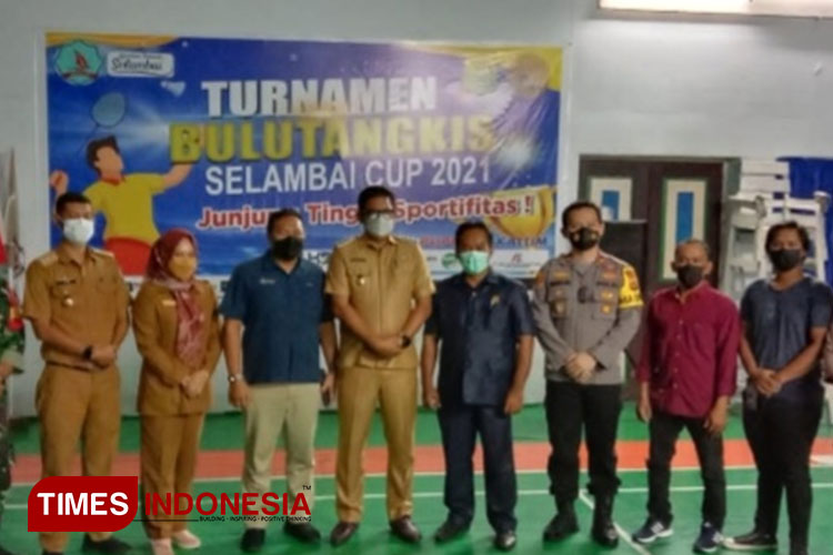 Pembukaan Turnamen Bulutangkis Selambai Cup pada tahun 2021 oleh Wali Kota Bontang (Foto: Kusnadi/TIMES Indonesia) 