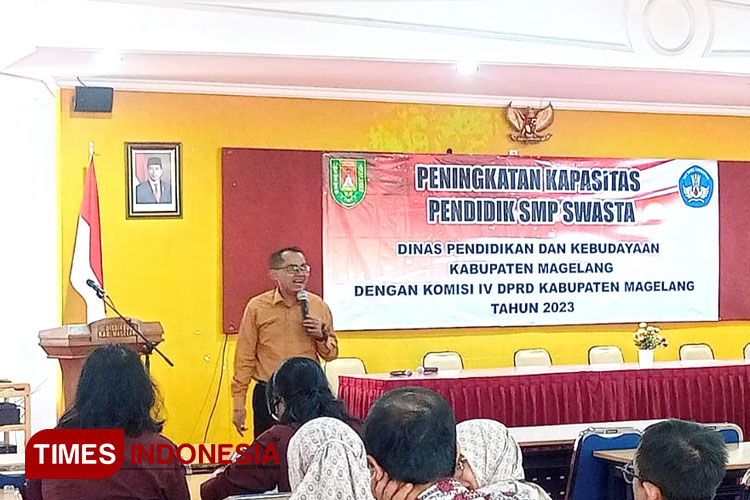 Sigit Tri Utomo, Akademisi dan fasilitator CGP, tengah menyampaikan materinya dihadapan ratusan guru swasta SMP dan SD. (FOTO: Hermanto/ Times Indonesia)