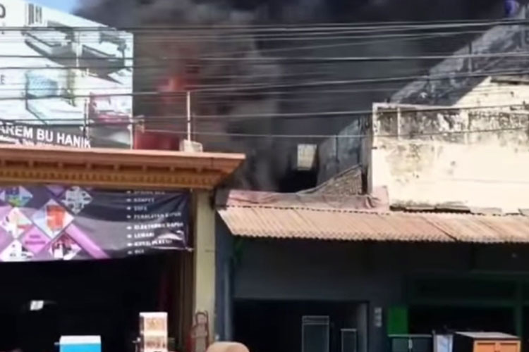 Toko Mebel Dekat Pasar Wajak di Kabupaten Malang Terbakar