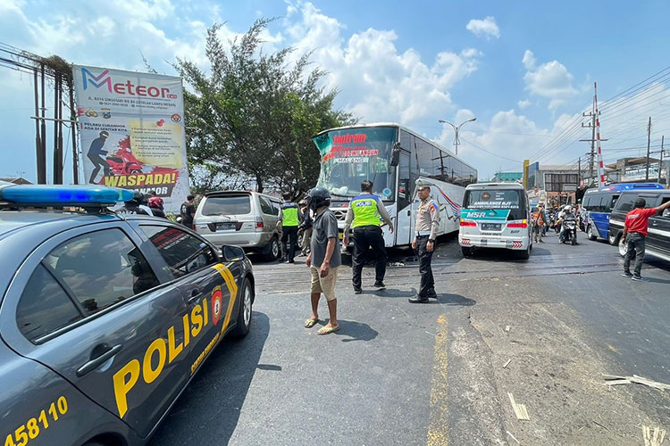 Petugas ketika mengatur lalu lintas akibat tabrakan maut melibatkan Bus Tentrem. (Foto: Humas Polres Malang for TIMES Indonesia)