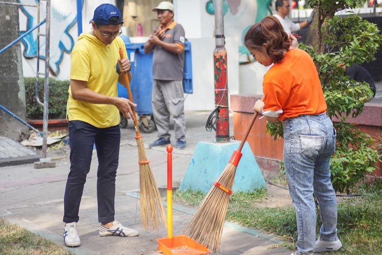 Karyawan dan Manajemen ASCOTT Indonesia Regional Jatim membersihkan Taman Prestasi Surabaya saat peringatan World Clean Up Day 2023, Kamis (14/9/2023).(Dok.ASCOTT)