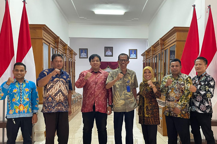 Bawaslu Magetan saat silaturahmi bersama Bupati Magetan, Suprawoto. (FOTO: Prokopim Magetan for TIMES Indonesia)