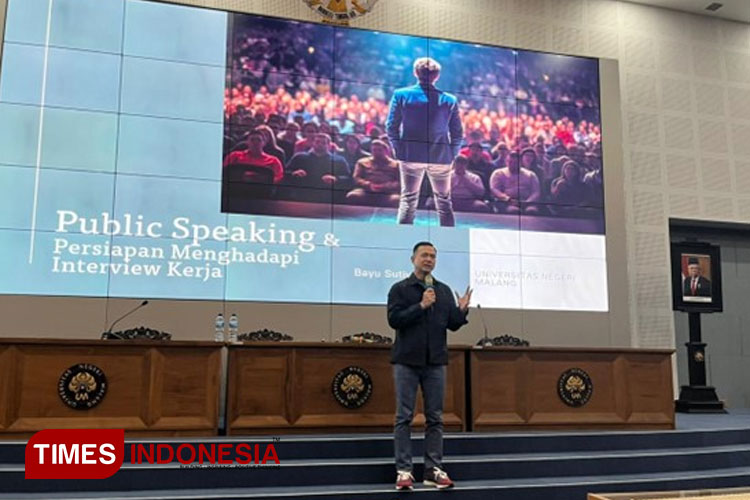 Penyampaian materi public speaking oleh Bayu Sutiyono dalam Kuliah Praktisi Departemen  Bahasa Jerman UM, Rabu, 13 September 2023. (FOTO: Andrias Setia Pribadi/TIMES Indonesia)