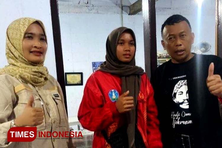 Berliana Putri Wijaya diapit Bupati Sugiri Sancoko dan Ketua FPTI Ponorogo Relelyanda Solekha Wijayanti sebelum berangkat ke Porprov Jatim 2023. (Foto: Marhaban/TIMES Indonesia)