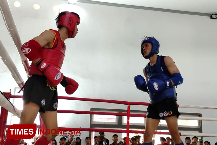 Bobby Penalocza (biru) saat berhadapan dengan M. Abdul (merah) di SMAN 2 Kota Mojokerto, Kamis (14/9/2023) (Foto: Theo/TIMES Indonesia)