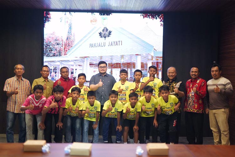 Bupati Kediri bersama 12 siswa Sekolah Sepak Bola (SSB) Pesantren Baru yang akan bertanding dalam ajang South East Asian Football Talent (SEA FT) di Vietnam (Foto/Diskominfo Kabupaten Kediri)