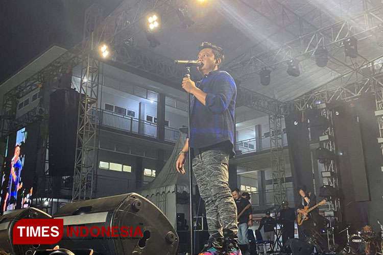 Denny Caknan penyanyi asal Kabupaten Ngawi saat manggung dan menghibur warga Jombang di Kampus Unhasy Tebuireng, Rabu (13/9/2023) malam. (FOTO: Rohmadi/TIMES Indonesia)