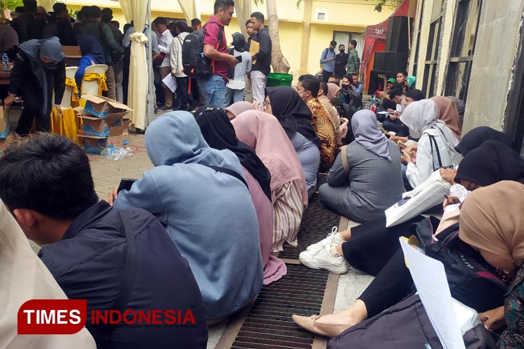 Pelamar kerja dalam kegiatan Job Fair di Kabupaten Bondowoso Jawa Timur (FOTO: Moh Bahri/TIMES Indonesia)