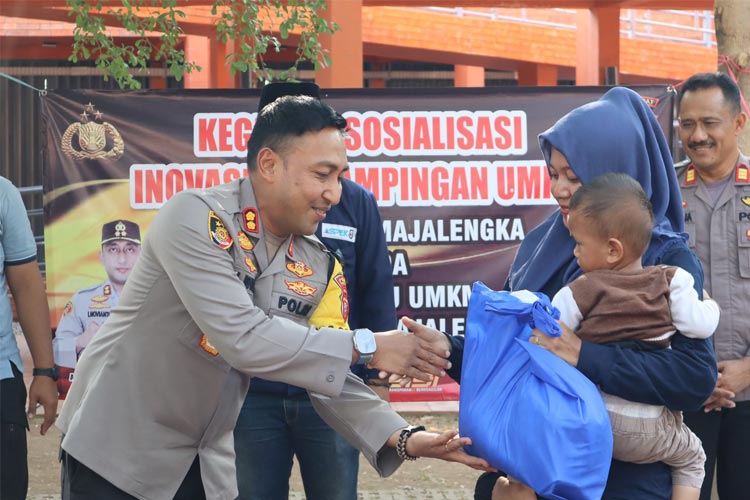 Kapolres Majalengka, AKBP Indra Novianto memberikan bantuan sosial kepada pelaku UMKM. (FOTO: Humas Polres Majalengka for TIMES Indonesia)