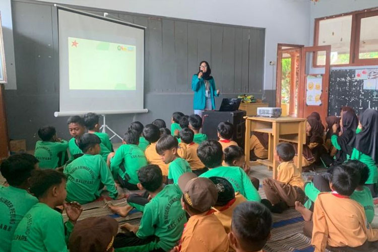 Mahasiswa KSM-T Unisma Malang saat menjelaskan Pengaruh Gadget Terhadap Anak di SD Negeri 3 Sumberpetung. (FOTO: AJP TIMES Indonesia)