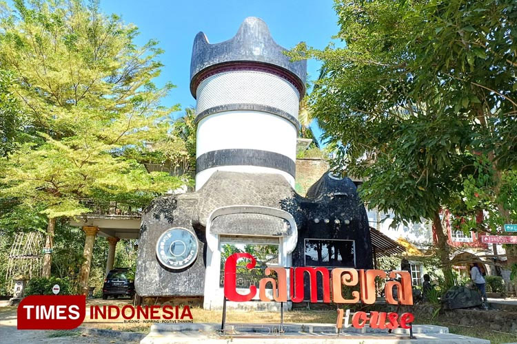 The iconic entrance gate of Rumah Kamera or House of Camera of central Java. (Photo: Hermanto/ TIMES Indonesia)
