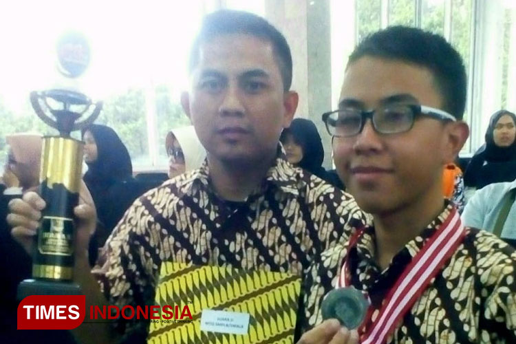 Hermawan (kiri) bersama Alfin Fadli Imanullah (kanan), siswa SLB Yayasan Bahagia Kota Tasikmalaya saat menjuarai lomba MTQ FLS2N tingkat Jabar. (FOTO : Dok. SLB Yayasan Bahagia/TIMES Indonesia)