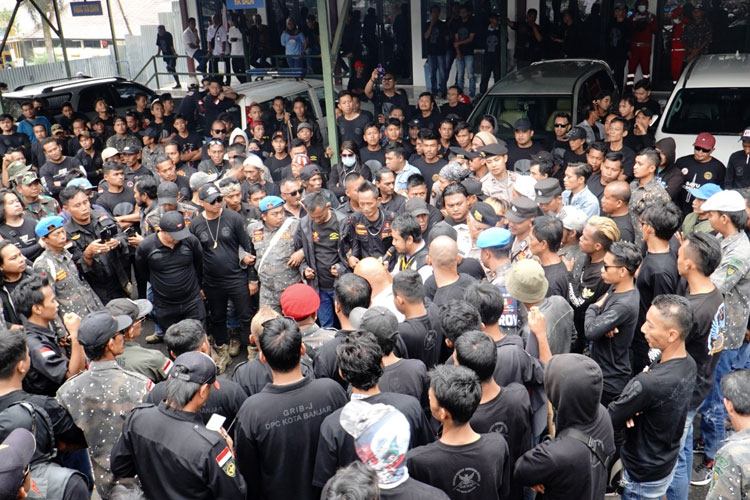 Ratusan massa GRIB berunjuk rasa di BBWS Citanduy Kota Banjar. (Foto: Humas Polres Banjar) 