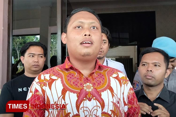 Kasatreskrim Polres Jombang, AKP Aldo Febrianto saat memberikan keterangan kasus pembunuhan wartawan online di Mapolres Jombang, Jum’at (15/9/2023). (FOTO: Rohmadi/TIMES Indonesia)