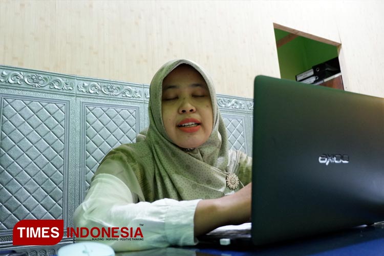 Analis Kepegawaian pada Kantor Kemenag Pacitan, Anjar Alfiani saat ditemui di ruang kerjanya. (FOTO: Yusuf Arifai/TIMES Indonesia) 