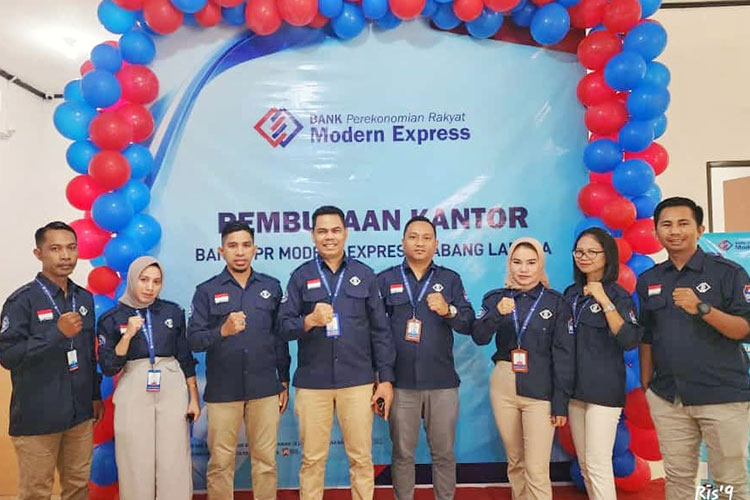 Foto bersama karyawan BPR Modern Express. (FOTO: Doc Bank BPR for TIMES Indonesia)