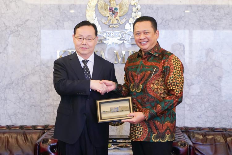 Ketua MPR RI Bambang Soesatyo menerima Wakil Ketua National CPPCC sekaligus Ketua Komite Sentral Partai Zhi Gong Tiongkok H.E. Mr. Jiang Zuojun, Senin (11/9/23). (Foto: dok MPR RI)