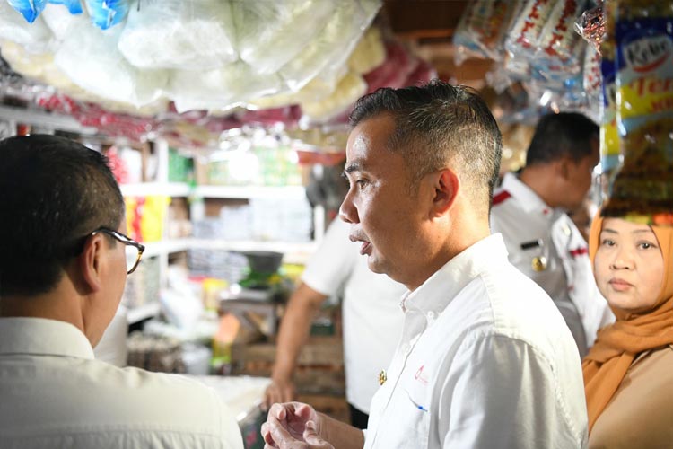 Bey Machmudin saat mengunjungi satu tempat bersama pimpinan dinas. (Foto: Dok. Humas Jabar) 