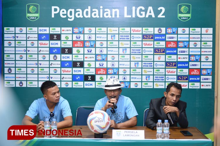 Pelatih Persela Lamongan, Djadjang Nurdjaman (tengah), saat konferensi pers menjelang pertandingan kontra PSCS Cilacap, Jumat (15/9/2023). (FOTO: Persela for TIMES Indonesia)