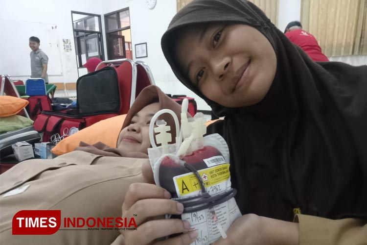 Az Zahra Fatma Aqifa dan Calysta Marchiela Salsabila, siswa kelas 12 MIPA 1 SMAN I Tasikmalaya saat berdonor di acara Blood for Life di Kampus SMAN I Tasikmalaya, Kamis (15/9/2023). (FOTO: Harniwan Obech/TIMES Indonesia)