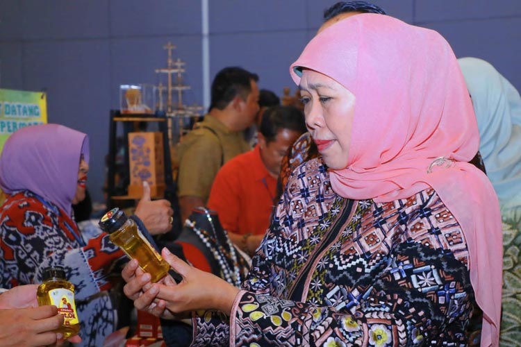 Gubernur Khofifah saat meninjau produk UMKM.(Dok.Humas Pemprov Jatim)