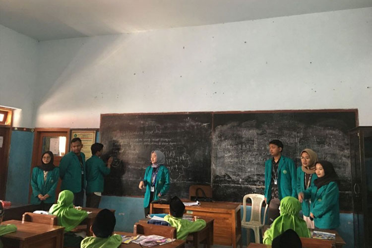 Mahasiswa KSM-T Unisma Malang menyampaikan materi pentingnya menabung sejak dini kepada murid-murid MI Hasyim Asy'ari Ngawonggo. (FOTO: AJP TIMES Indonesia)