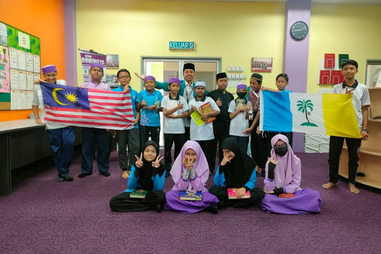 PPL-KSM Internasional Malaysia Unisma Malang menjadi Tim Percepatan Membaca Al-Quran di Madrasah Uthmaniah ABIM. (FOTO: AJP TIMES Indonesia)