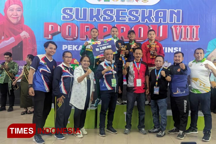Kontingen Kota Malang dalam sesi foto bersama dengan Ketua Umum Muaythai Jatim, Baso Juherman di SMAN 2 Kota Mojokerto, Kamis (14/9/2023) (Foto: Theo/TIMES Indonesia)