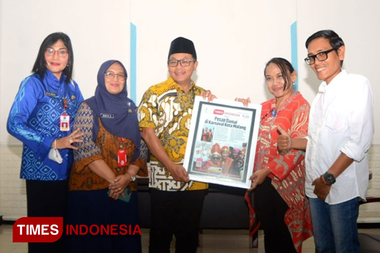 Wali Kota Malang Sutiaji saat menerima cinderamata E-Koran TIMES Indonesia. (Foto: Adhitya Hendra/TIMES Indonesia)