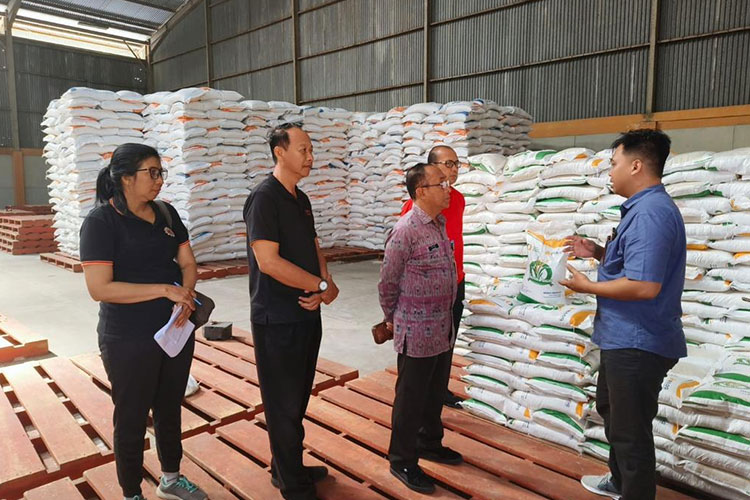 Antisipasi Fenomena El Nino, Tim TPID Denpasar langsung memantau stok beras di Gudang Bulog Sempidi. (Foto: Humas Pemkot Denpasar) 