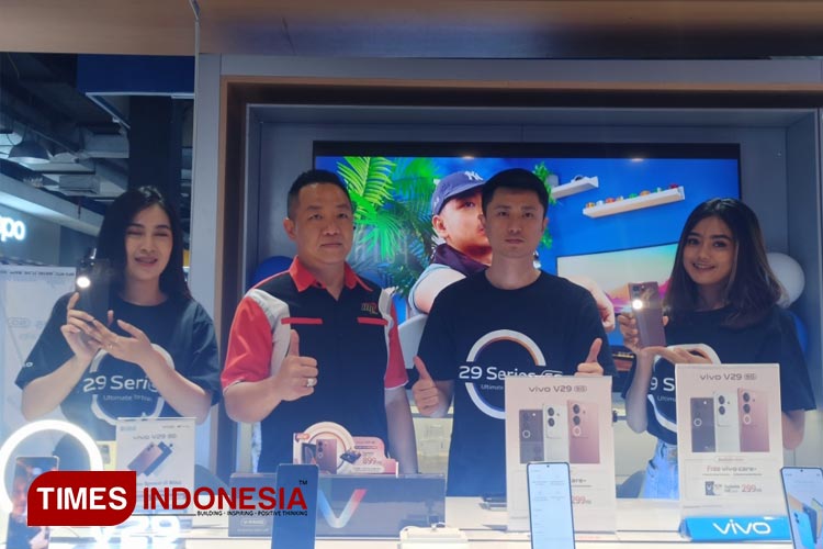 General Manager VIVO Surabaya Mr Doweny dan Owner MPS Kevin saat peluncuran V29 Series di WTC Mall Surabaya, Jumat (15/9/2023).(Foto : Lely Yuana/TIMES Indonesia)