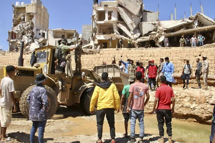 Warga mencari korban selamat di Derna, Libya, Rabu, 13 September 2023. Tim pencari menyisir jalan, menghancurkan bangunan, bahkan menyelam di laut untuk mencari jenazah di kota Derna, Libya. (FOTO: AP)